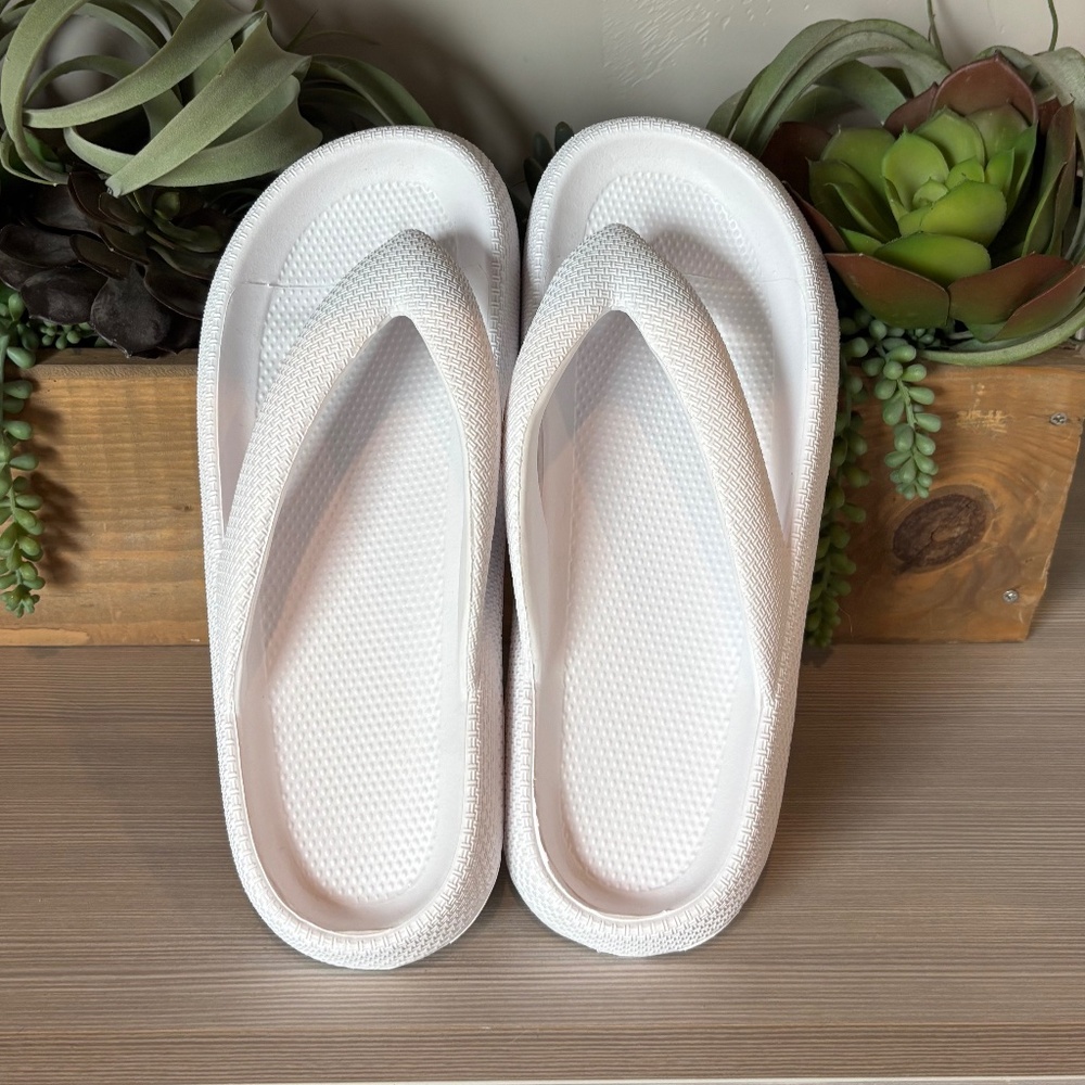 NWOT Men's Cushioned Spa/Pool Flip Flop Sandal  Size 11-11.5